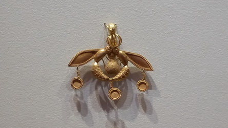 20160426_514 GR, Kreta, Heraklion, Archaeologisches Museum, Bienen von Malia.jpg
